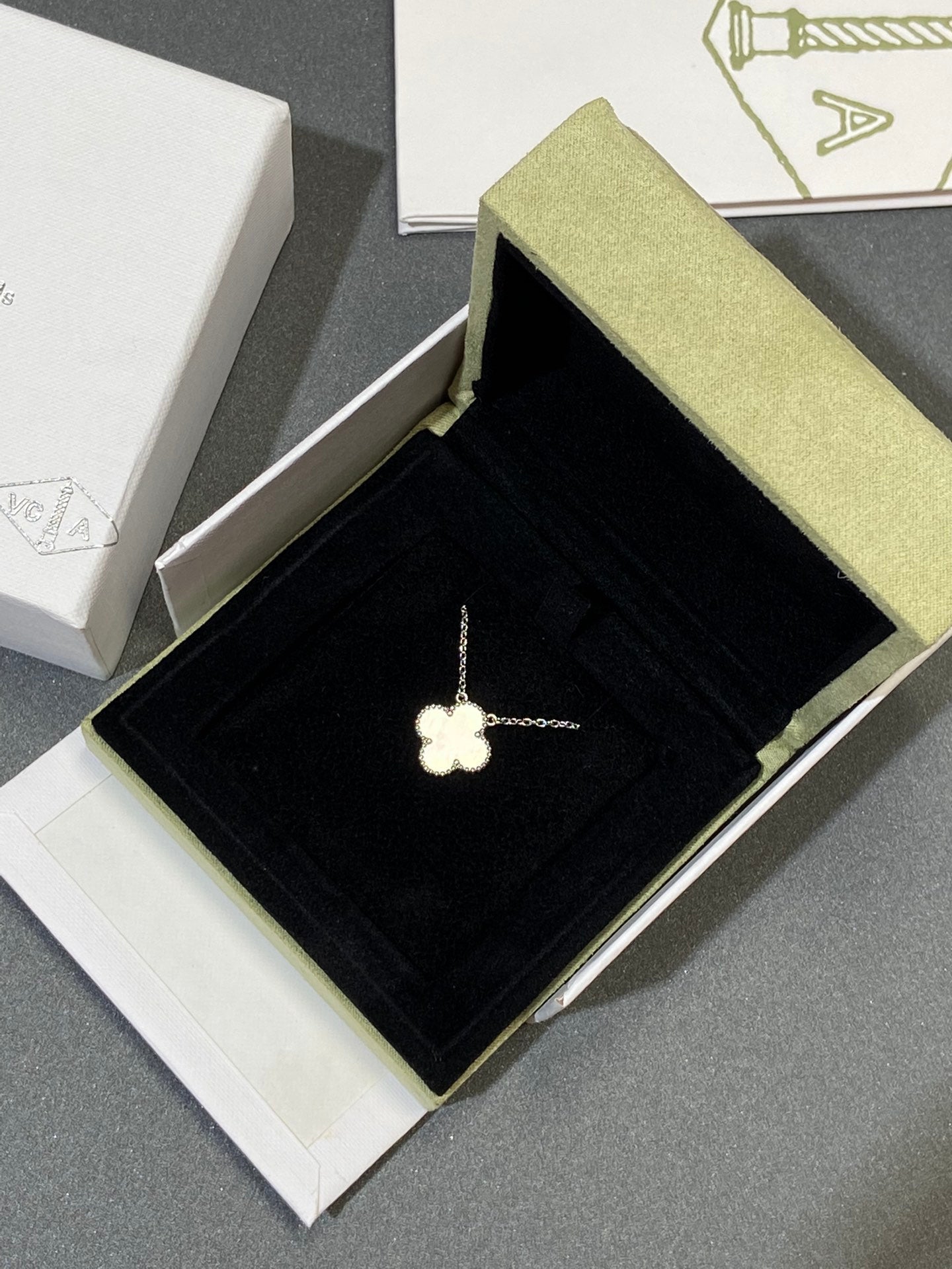 [Spark]CLOVER MEDIUM SILVER WHITE MOP NECKLACE
